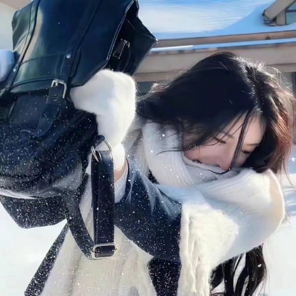 院子里的女人